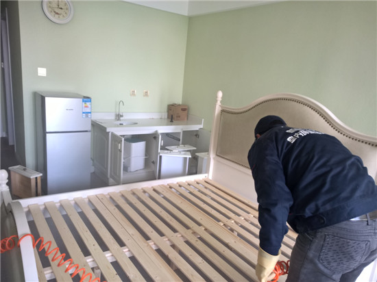 立美凈除甲醛公司施工人員在對月子會所做甲醛清理工作 立美凈除甲醛公司施工人員在對月子會所做甲醛清理工作